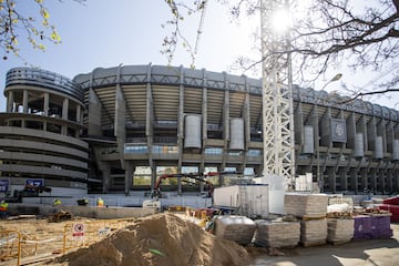 El conjunto blanco sigue dando forma a la remodelación del Santiago Bernabéu. El Estado de Alarma decretado por el Gobierno no ha paralizado las obras.