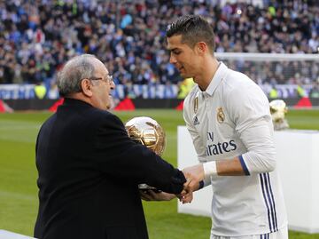 En 2017, Cristiano Ronaldo ofreció su cuarto Balón de Oro al Santiago Bernabéu, El premio se lo entregó Paco Gento, el único con seis Copas de Europa y presidente de honor del club
