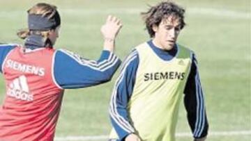 <b>SIN MIEDO. </b>En esta acción, en el entrenamiento de ayer, Raúl demostró ante la entrada al choque de Sergio Ramos que ya regatea con confianza.