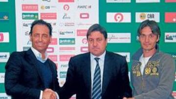 <b>FELICIDAD. </b>José Bordalas, entrenador del Elche junto a José Sepulcre, presidente, y Javier Vidal, segundo técnico, ayer.