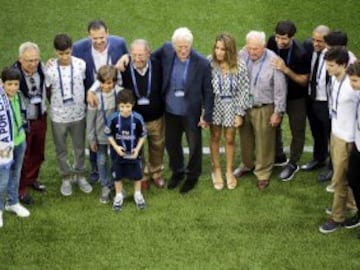 El actor norteamericano. posando con los ex-jugadores Amancio Amaro, Predrag Mijatovic, Paco Gento, Raúl González y Roberto Carlos.