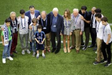 El actor norteamericano. posando con los ex-jugadores Amancio Amaro, Predrag Mijatovic, Paco Gento, Raúl González y Roberto Carlos.