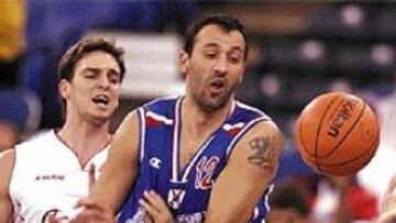 <B>DOMINÓ PAU.</b> Pau Gasol desbordó a Vlade Divac en todas las acciones en que se enfrentaron.
