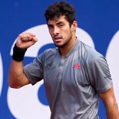 Garin supera un difícil debut y avanza en Roland Garros