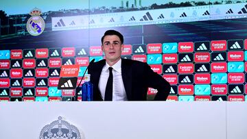 Real Madrid's new Spanish goalkeeper Kepa Arrizabalaga talks to media during his official presentation at Valdebebas Sport City in Madrid on August 15, 2023. (Photo by JAVIER SORIANO / AFP)