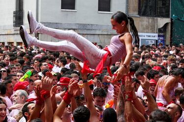 Ambiente tras el "Chupinazo" que abre las fiestas de San Fermín 2025.
