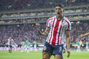 Alan Pulido celebra el gol del triunfo en el Chivas 2-1 León de la jornada 16 del Clausura 2019 de la Liga MX.