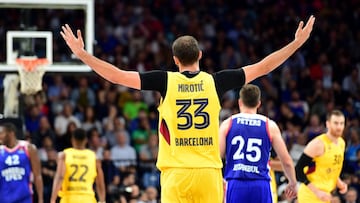 Mirotic, durante un partido con el Barcelona