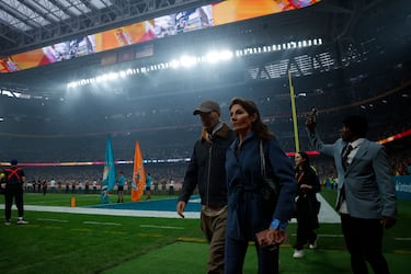 Zinedine Zidane junto a su mujer antes del partido. El exfutbolista  fue el encargado de lanzar la moneda de inicio de partido.
