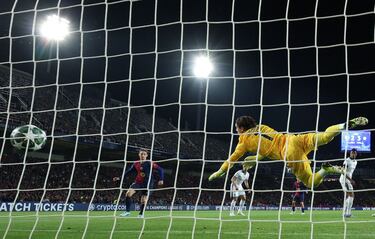 3-3.  Saque de esquina raso que deja pasar Lamine Yamal y Raphinha, desde el balcón del área, suelta un zurdazo que se estrella en el larguero, toca en Yan Sommer y se cuela enla portería del guardameta del Inter.