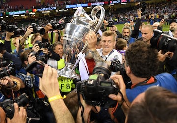 Kroos ha conseguido cuatro Champions League como madridista (2016, 2017, 2018 y 2022). En la foto, posa con la Copa de Europa ante los medios durante la celebración de la Champions conquistada el 3 de junio de 2017 ante la Juventus en Cardiff. 
