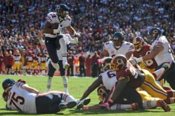 Matt Forte de los Chicago Bears salta con la pelota en el encuentro de los Washington Redskins.