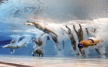 El equipo de Waterpolo de Hungría entra en la piscina durante los campeonatos del mundo en Budapest, Hungría