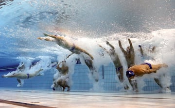 El equipo de Waterpolo de Hungr¨ªa entra en la piscina durante los campeonatos del mundo en Budapest, Hungr¨ªa