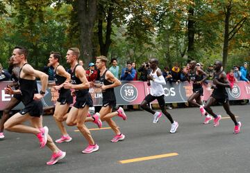 Kipchoge, de 34 años, se convirtió en Viena en el primer ser humano que baja de dos horas en 42.195 metros, la maratón aunque no será homologado como récord.