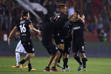 Players of Argentina's Lanus celebrate after defeating Argentina's River Plate 4-2 during their Copa Libertadores semifinal second leg football match and qualifying to the final, in Lanus, on the outskirts of Buenos Aires, on October 31, 2017. / AFP PHOTO / Eitan ABRAMOVICH