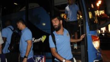 Los jugadores del Atlético a su llegada al Hotel Valencia de San José.