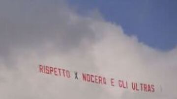 Pancarta de los ultras en un avi&oacute;n pidiendo &quot;respeto&quot;.