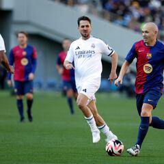 El Barça Legends se lleva el Clásico de homenaje a Iniesta