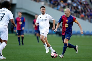 Tokyo (Japan), 15/12/2024.- FC Barcelona Legends' Andres Iniesta (R) in action against Real Madrid Legends' Savio Bortolini during a friendly soccer match in Tokyo Japan, 15 December 2024. (Futbol, Amistoso, Japón, Tokio) EFE/EPA/FRANCK ROBICHON
