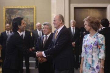 Arda junto a Juan Carlos I y doña Sofía, reyes de España que recibieron al Atlético por su victorias en Europa League y Supercopa de Europa de 2012.