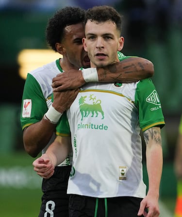 Íñigo Vicente sigue encandilando en el Racing y ya se los rifan varios equipos de Primera. El centrocampista de Derio marcó un golazo tras jugada combinativa y posterior disparo con una comba perfecta.

