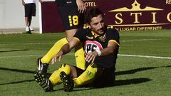 El jugador de San Luis Sebastian Mendez convierte un autogol a favor de Cobreloa.