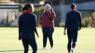 Soccer Football - International Friendly - United States Training - Tottenham Hotspur Training Centre, London, Britain - November 26, 2024 U.S. coach Emma Hayes during training Action Images via Reuters/John Sibley