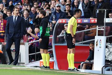 El árbitro Sánchez Martínez revisando la acción de penalti en el Var, bajo la atenta mirada de Lopetegui
