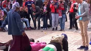 Hinchas del PSV humillando a un grupo de mendigos en la Plaza Mayor.