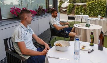 Dani Olmo y Unai Simón, desayunando.