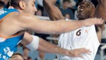 <b>CANASTA... Y TÉCNICA.</b> Se la ganó Bramlett por protestar esta falta.