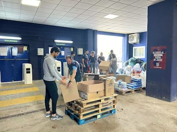 Los jugadores del Levante, en el punto de recogida de ropa y alimentos instalado en el Ciutat de València. 