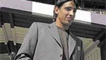 <B>PRESENTADO</B>. Zapata y posó con su nueva camiseta.