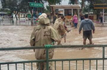 La cantidad de lluvia caída en poco tiempo en Copiapó, una zona desértica del norte de Chile, provocó el desborde del río y aluviones de barro y escombros. Chañaral también sufrió duras consecuencias.