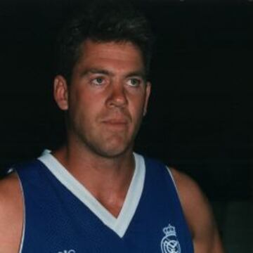 Mark McNamara, con la camiseta del Real Madrid de baloncesto.