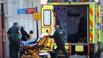 Paramedics transfer a patient outside the Royal London Hospital , amid the coronavirus disease (COVID-19) outbreak, in London, Britain, January 23, 2021. REUTERS/Henry Nicholls