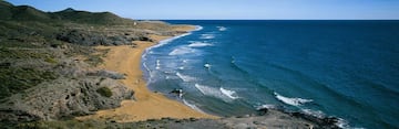 El Parque Regional de Calblanque se ubica en el extremo oriental del litoral murciano, entre Cabo de Palos y Portmán. Este enclave se caracteriza por la gran diversidad de ambientes que en él confluyen, contando con pinares de pino carrasco, matorrales, ramblas, arenales, dunas, paleodunas, calas y acantilados.