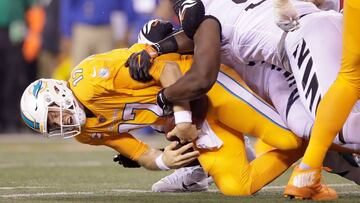 CINCINNATI, OH - SEPTEMBER 29: Ryan Tannehill #17 of the Miami Dolphins is tackled by Geno Atkins #97 of the Cincinnati Bengals during the fourth quarter at Paul Brown Stadium on September 29, 2016 in Cincinnati, Ohio. Cincinnati defeated Miami 22-7. Andy Lyons/Getty Images/AFP
== FOR NEWSPAPERS, INTERNET, TELCOS & TELEVISION USE ONLY ==