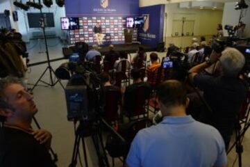 El portero esloveno, Jan Oblak, fue presentado en el Vicente Calderón ante un grupo de aficionados que le dieron la bienvenida.