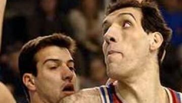 <b>JUNYENT, K.O.</B> El jugador internacional del Lucentum, detrás del azulgrana Dueñas en la imagen, está ingresado por un desmayo.