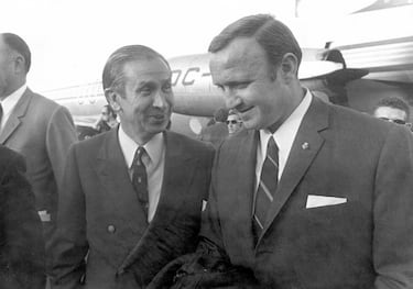 José Santamaría charla con José Antonio Samaranch, expresidente del Comité Olímpico Internacional. 