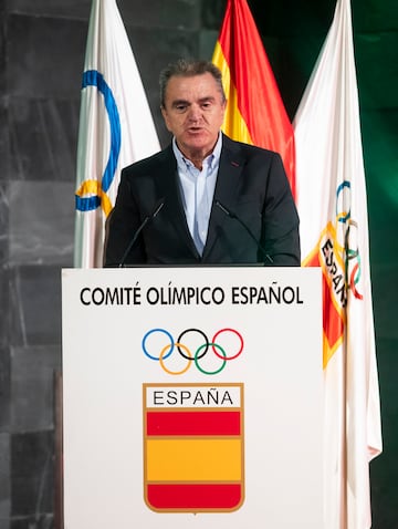 La nadadora barcelonesa de 32 años anunció el final de su carrera profesional tras 16 años en un acto en la sede del COE en el que ha estado arropada por compañeras y amigos. En la foto, José Manuel Franco, presidente del CSD. 