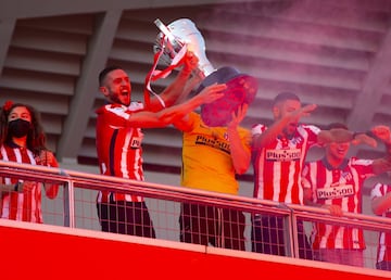 Después de recibir el trofeo los jugadores lo celebraron con los seguidores que esperaban en el exterior del Wanda Metropolitano