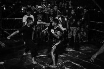 Nació en los 60 como una solución para resolver las disputas entre bandas callejeras. Cada pelea dura cuatro minutos donde luchan utilizando técnicas mezcladas del Pencak Silat, del boxeo, de la lucha libre y del Karate, las técnicas místicas están estrictamente prohibidas.