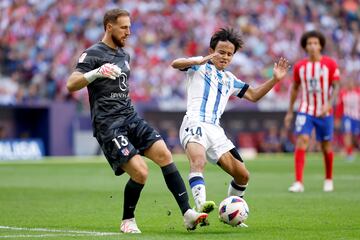 A punto de perder el balón Oblak en el área.