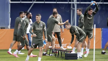 Luis Su&aacute;rez, Trippier, Gim&eacute;nez, en un entrenamiento del Atl&eacute;tico.