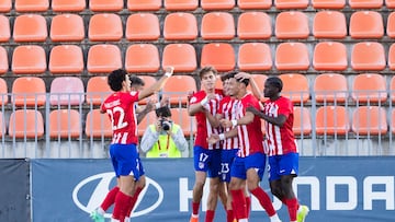 Los jugadores del Atlético B celebran uno de los goles ante el Algeciras.