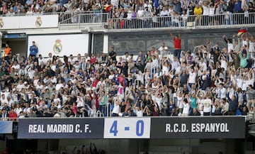 Los aficionados haciendo la ola en el Bernabéu. 