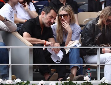 Gilles Lellouche y Alizee Guinochet  en la final de Roland Garros 2024 disputada en la pista Court Philippe Chatrier de París.